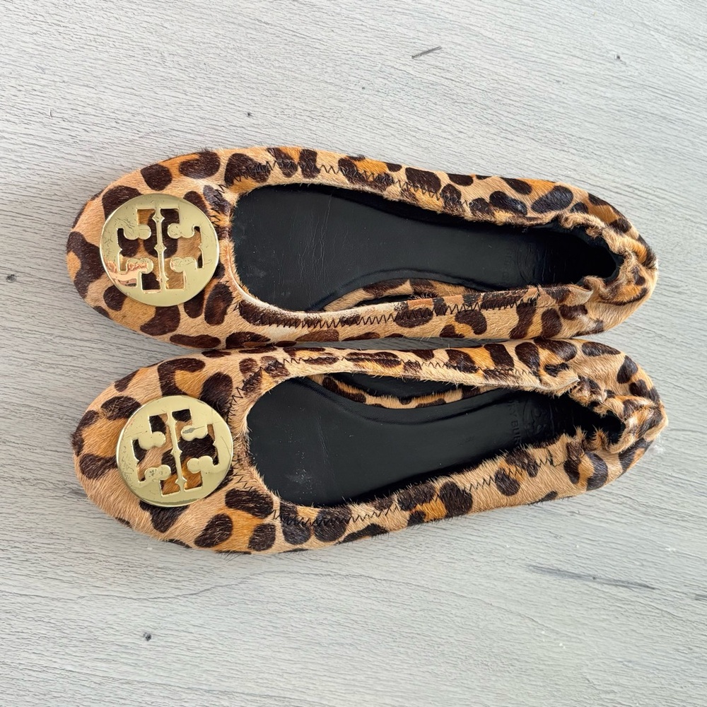 TORY BURCH Women’s Leopard Cuff Pony Hair Gold Logo REVA Ballet Flats Shoes 8.5 - Picture 1 of 10